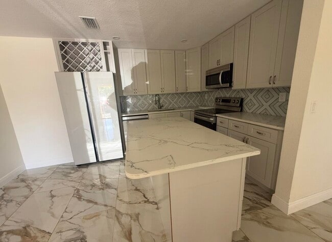 Photo - 2122 NE 1st Ct