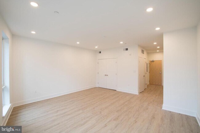 1325 N Lee St Unit 202