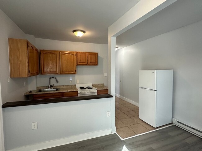 Building Photo - One bed-Chester, PA Unit 6R