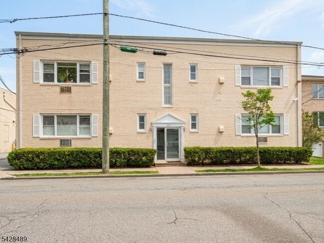Building Photo - 325 1st St Unit 8