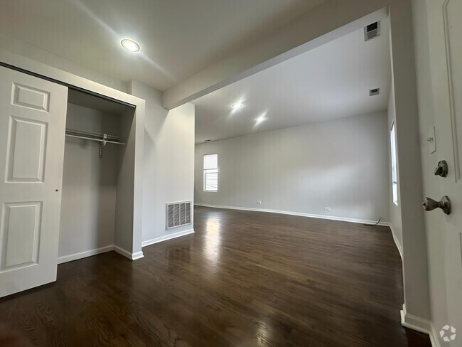 Building Photo - Erie Unit 2R Rental