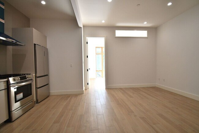 Photo - 582 E 138th St