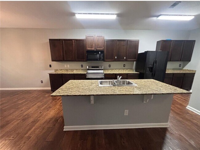 Photo - 8389 Regent St