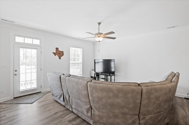 Photo - 208 Laydon Way