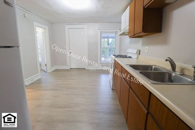 Photo - 121 S State St