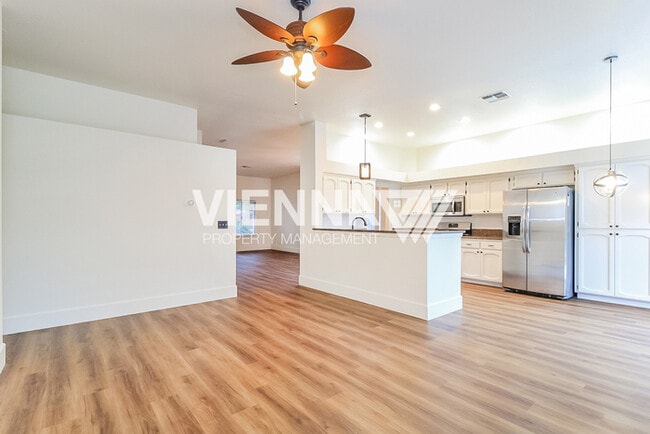 Photo - 1418 Lorimer Way