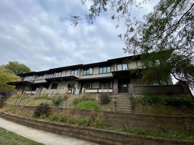 Building Photo - $4,400 | 5 Bedroom, 3 Bathroom Condo | NO ...