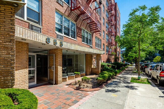 Photo - 855 E 7th St