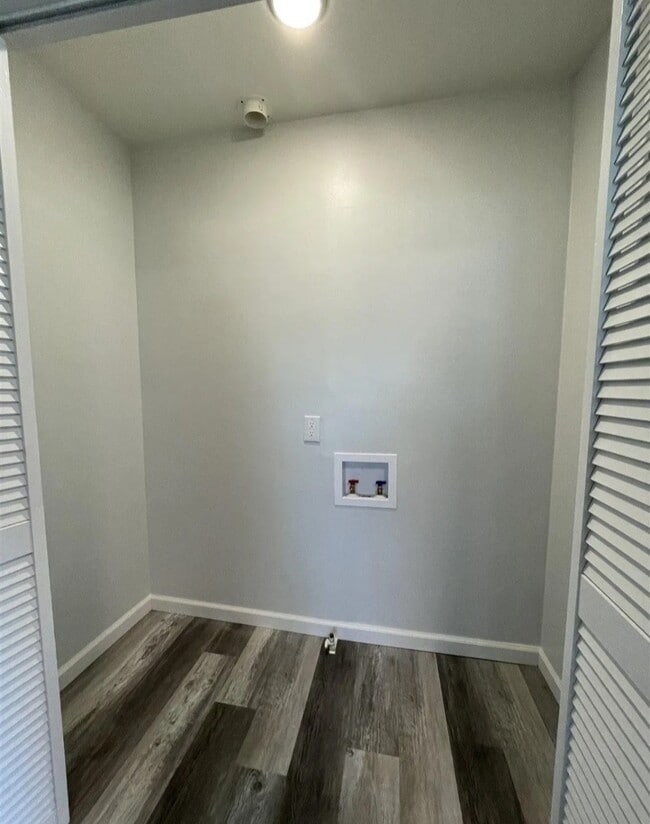 Photo - 472 Yates St