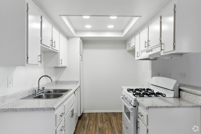 2BR, 2BA - 975SF - Kitchen - Casa Blanca