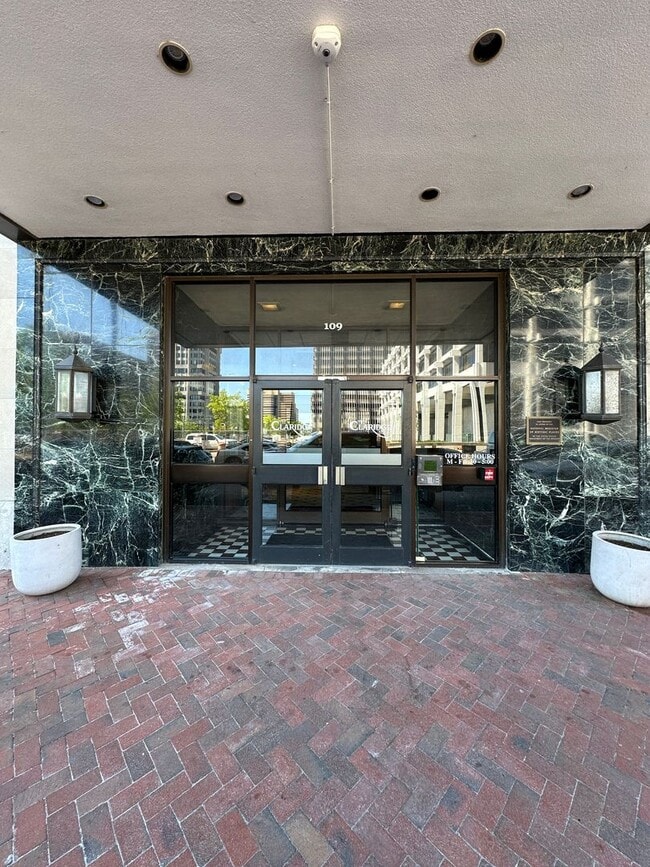 INCLUDES GARAGE PARKING AND INDOOR POOL! 1... - INCLUDES GARAGE PARKING AND INDOOR POOL! 1... Apartment