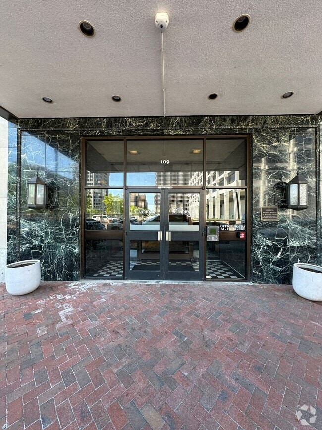 Building Photo - INCLUDES GARAGE PARKING AND INDOOR POOL! 1... Unit 702 Rental