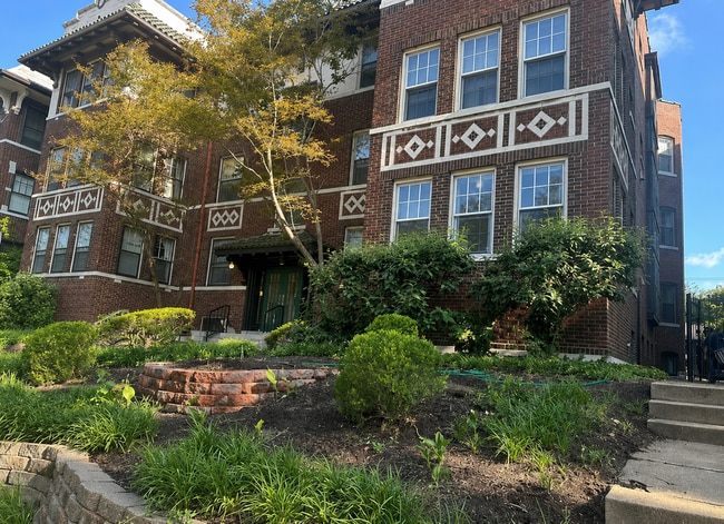 Building Photo - 5367 Pershing Ave Unit #6