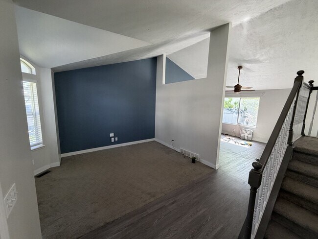 Photo - 704 Country Club Dr