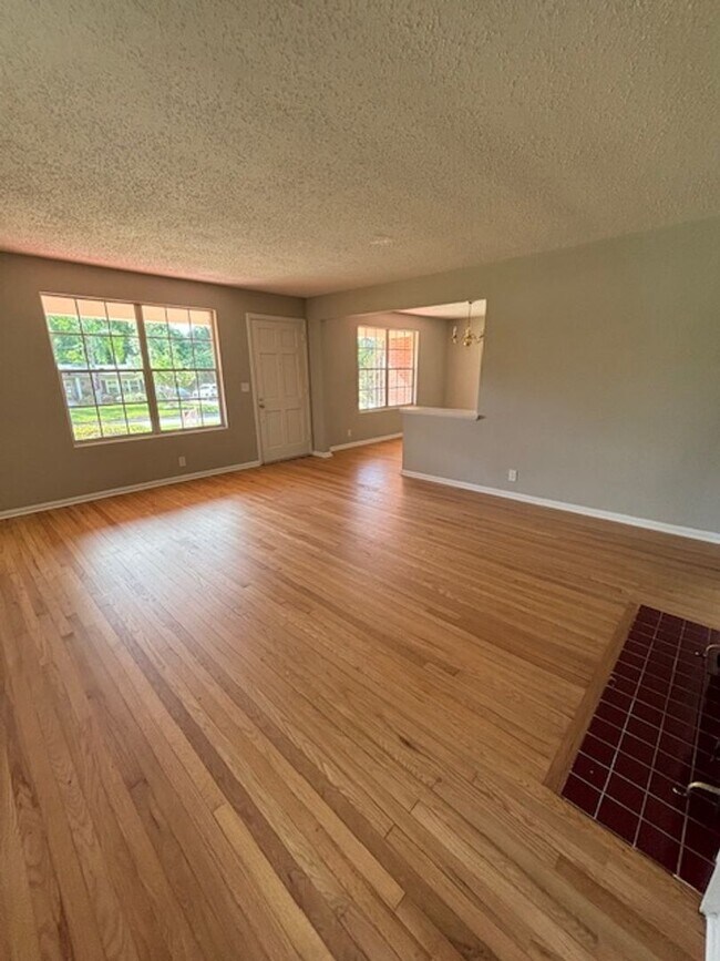 Photo - 3 bed 2 bath home in quiet neighborhood