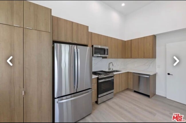 4810 1/2 Mascot St
