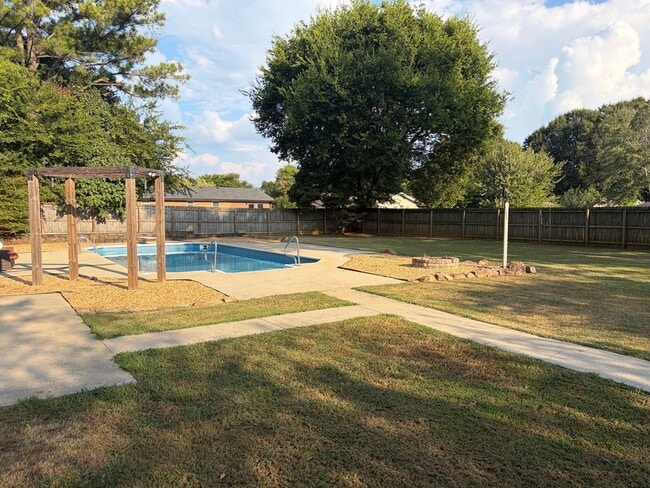 Photo - 91 Bishop Dr NW