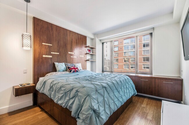 Photo - 305 W 16th St