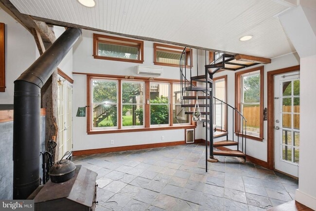 27 E Broad Way