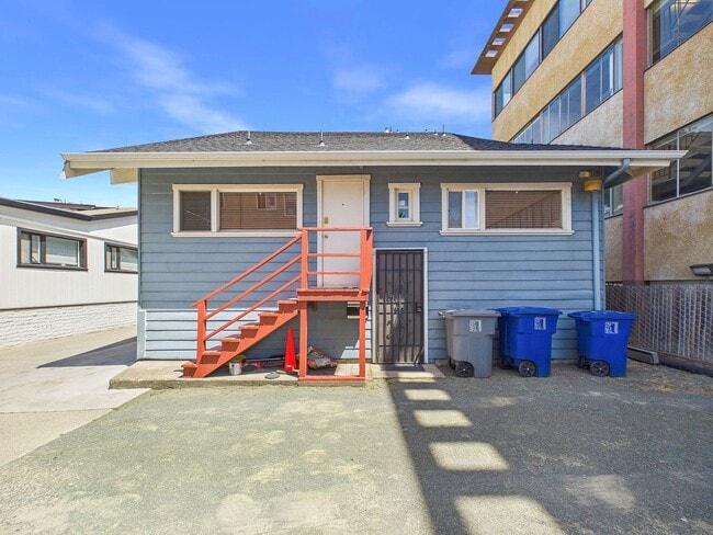 Building Photo - 2430 Webster St Unit A