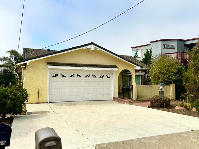 Building Photo - 1241 Berwick Dr Unit A Rental