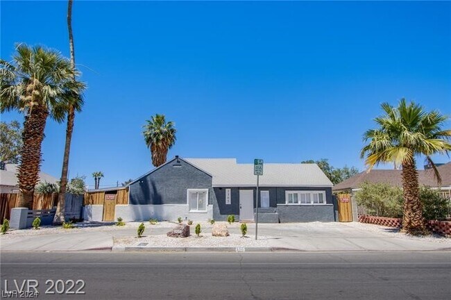 Photo - 1305 E Oakey Blvd House
