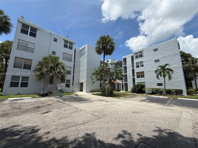 Building Photo - 9440 Live Oak Pl Unit 102