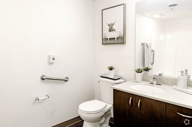1BR, 1BA - 576SF - Bathroom