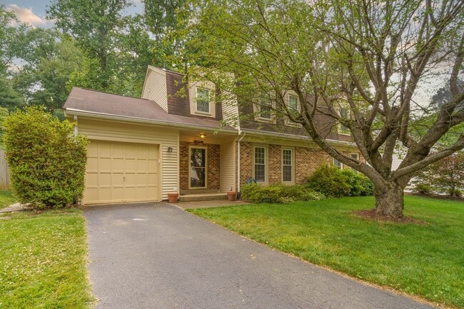 Building Photo - This 3 Bed 2.5 Bath Burke, VA Townhome is a Must See!