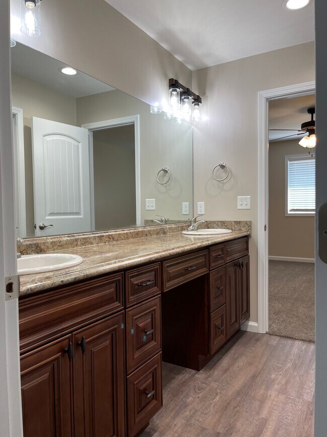 Photo - 713 Adkins St