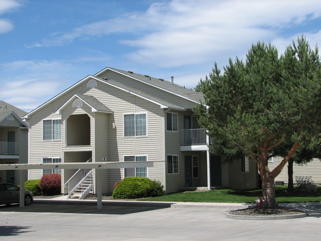 Lincoln Square - Lincoln Square Apartments