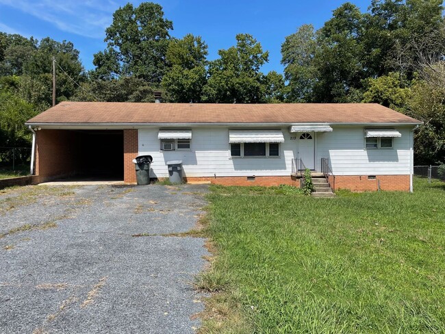 Building Photo - 2 BED, 1 BATH BRICK HOME LOCATED IN ASHEBORO