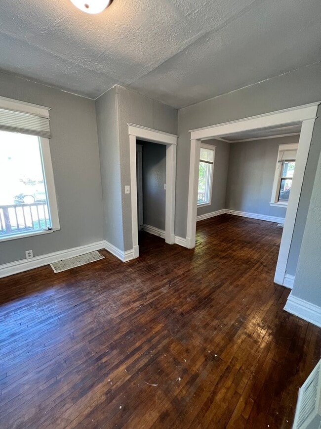 Photo - 708 E 6th St