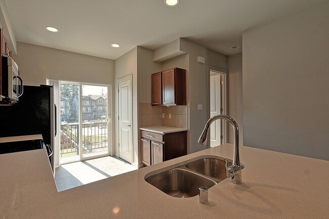 Photo - Spacious Townhome Near Silver Lake - Move ...
