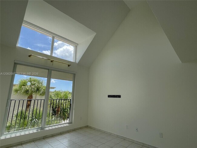 Building Photo - 6904 N Kendall Dr Unit F405