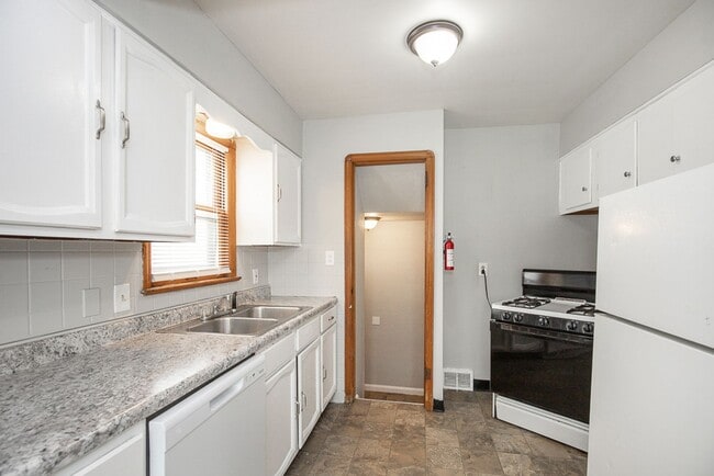 Photo - 3 Bedroom/1 bath Single House Maple Hts!!