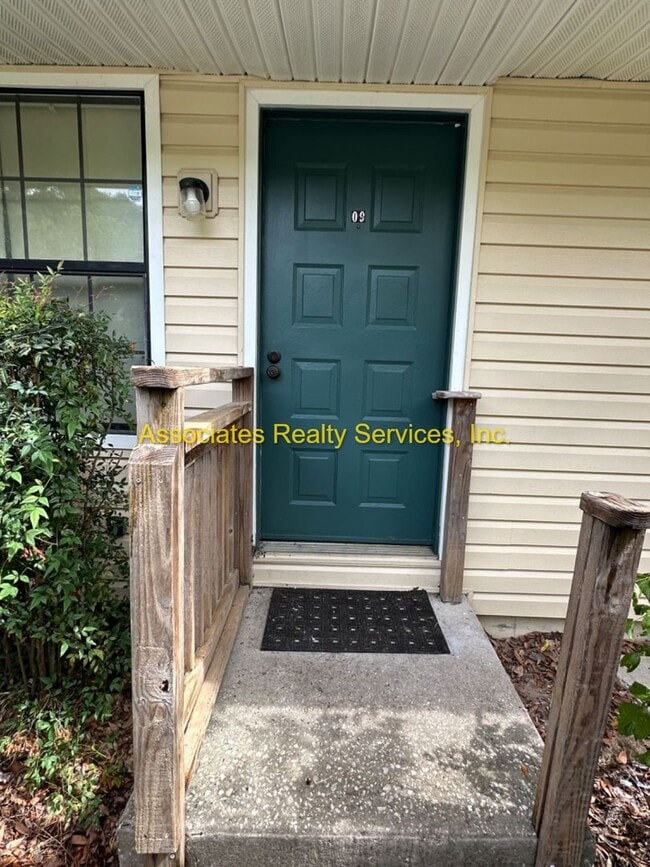 Photo - Attention Students! 1 bedroom- Near Shands & UF!  Look!