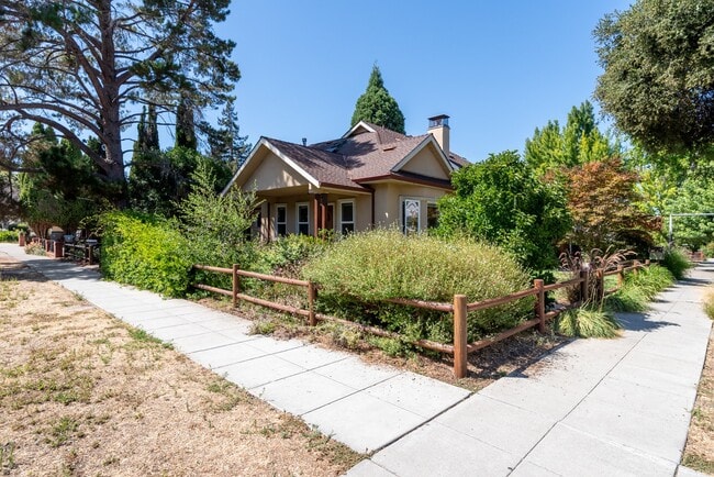 Building Photo - 596 Pettis Ave