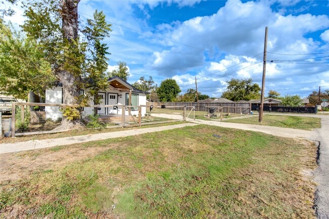 Building Photo - 4049 Lucille St