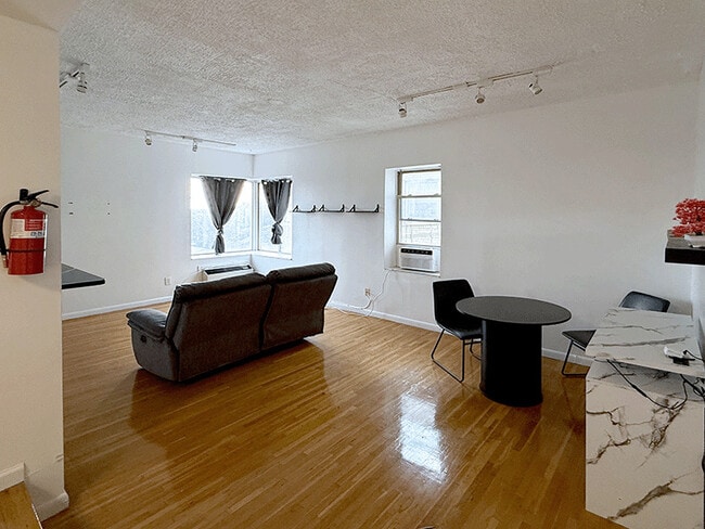 19-31 Lyons Ave