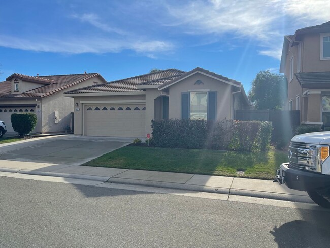 Building Photo - Large, Clean, Neat 3 Bedroom, 2 Bathroom 1900 sqft. Anatolia Home for Lease.