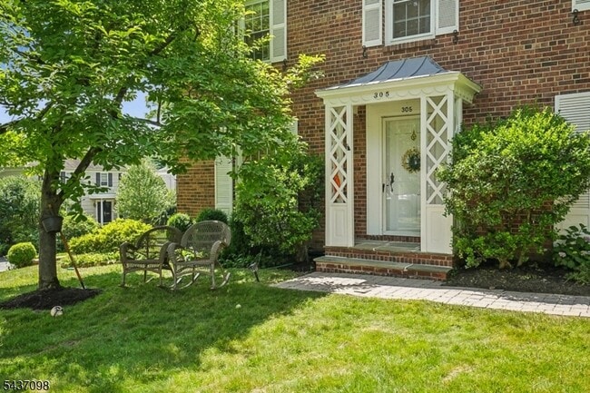 Photo - 305 Lupine Way