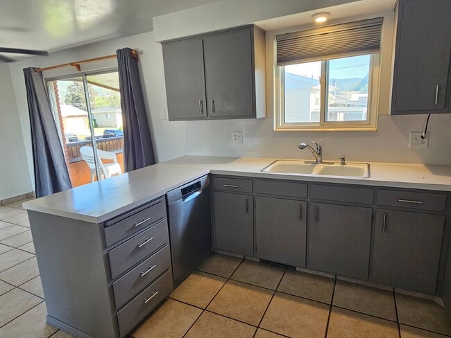 Photo - Spacious 4 Bed Bountiful Home | Central Location & Covered Parking