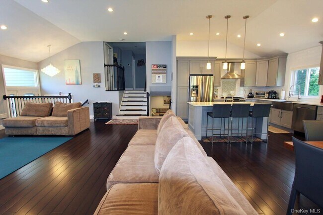 Photo - 83 Executive Dr