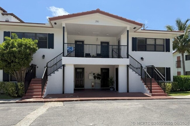 Building Photo - 250 SW 7th St Unit 13