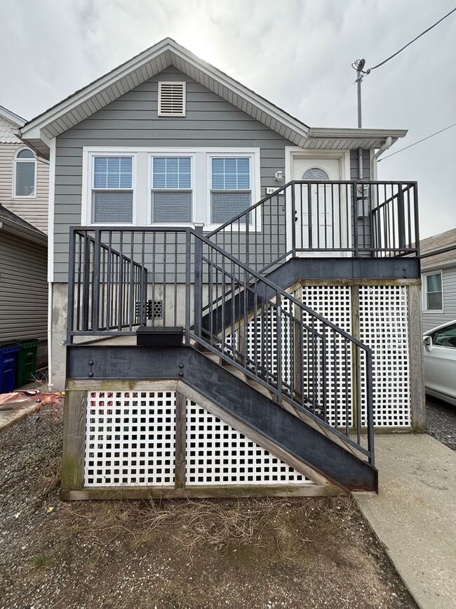 Building Photo - Mint 2 Bed/2 Bath Single-Family Home in Howard Beach!