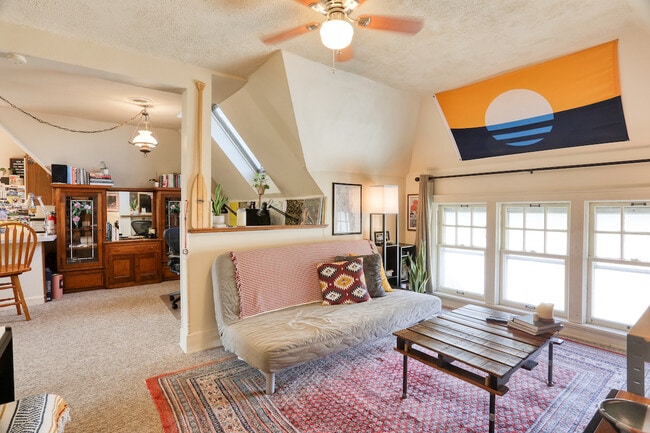 Photo - 1927 E Locust St