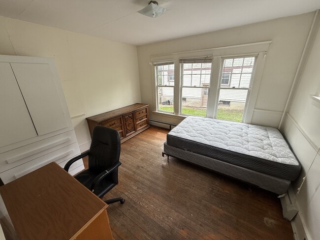 Photo - 202 Miller St