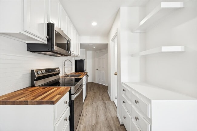 Photo - 1011 W 10th St Unit 2