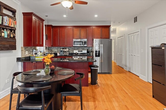 Building Photo - 4226 N Ashland Ave Unit 3A